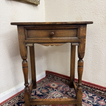 FABULOUS QUALITY OAK NEAT SIZED SINGLE DRAWER ACCENT TABLE/SIDE TABLE