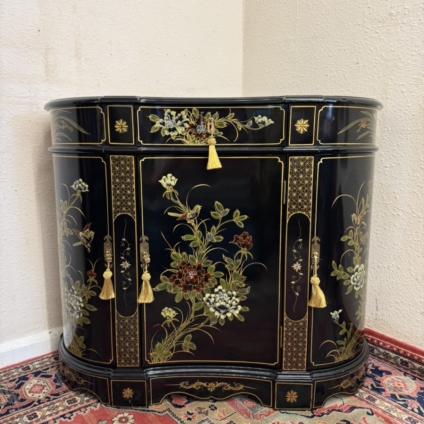 FANTASTIC QUALITY ORIENTAL DESIGNED BLACK LACQUERED CREDENZA