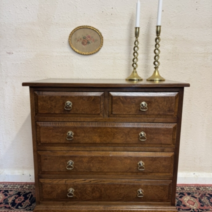 FANTASTIC QUALITY NEAT SIZED OAK AND WALNUT CHEST OF FIVE DRAWERS CIRCA 1930
