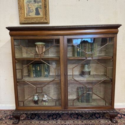OUTSTANDING QUALITY ANTIQUE CARVED MAHOGANY GLAZED BOOKCASE CIRCA 1910