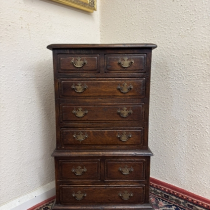 OUTSTANDING QUALITY OAK NEAT SIZED CHEST OF DRAWERS