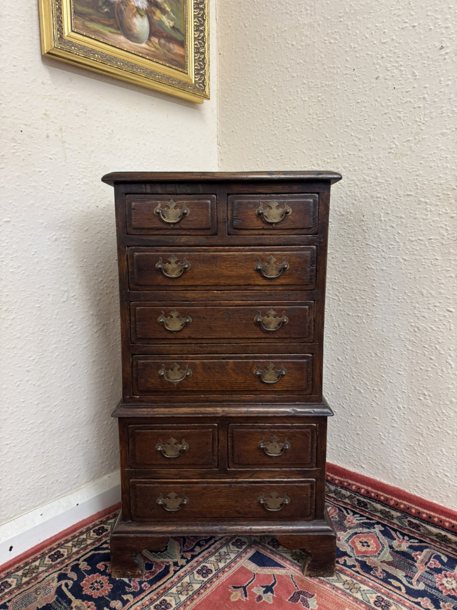 OUTSTANDING QUALITY OAK NEAT SIZED CHEST OF DRAWERS