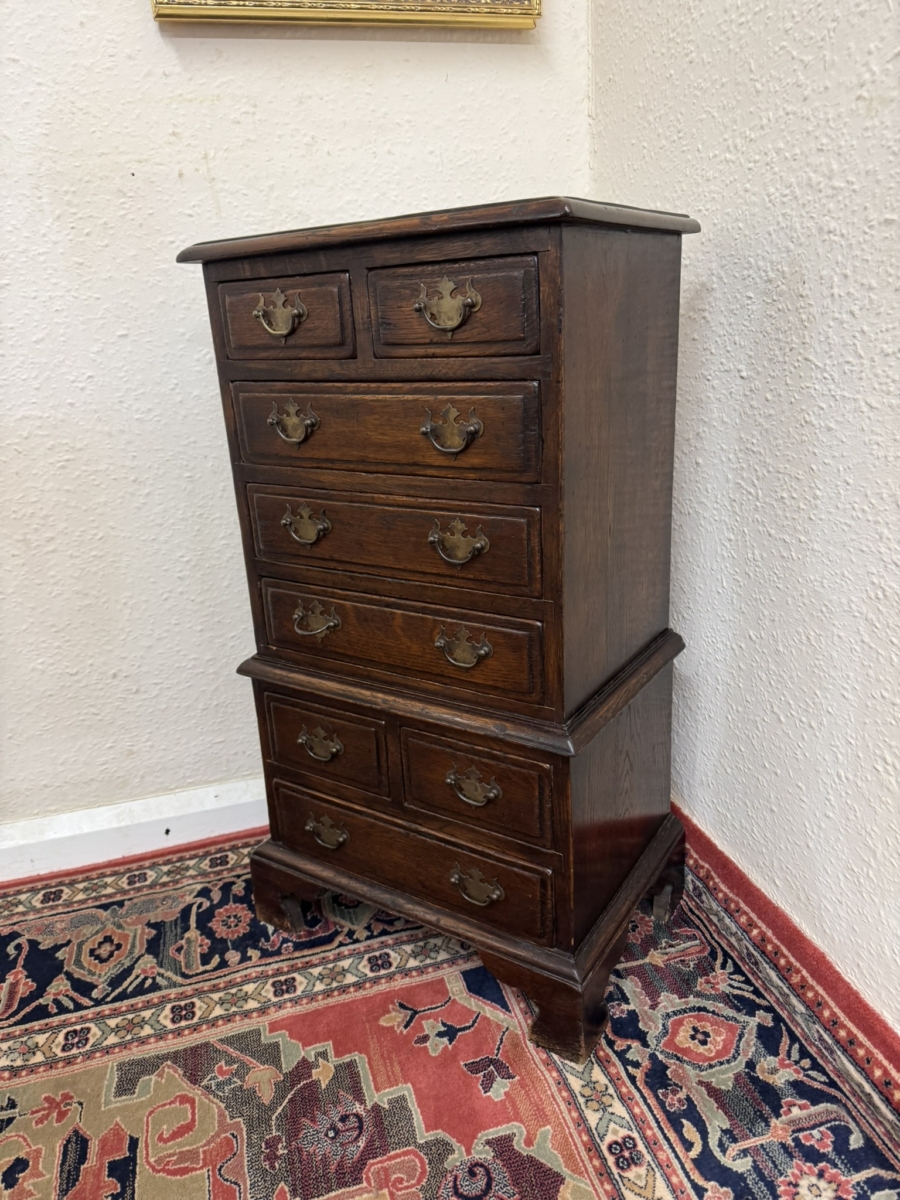 OUTSTANDING QUALITY OAK NEAT SIZED CHEST OF DRAWERS - Image 2