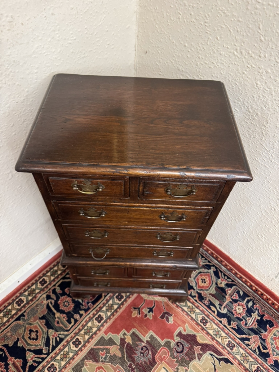OUTSTANDING QUALITY OAK NEAT SIZED CHEST OF DRAWERS - Image 4