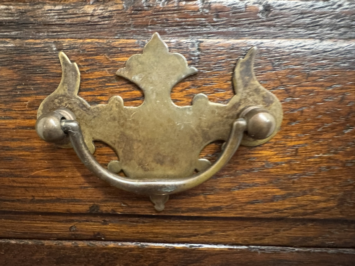 OUTSTANDING QUALITY OAK NEAT SIZED CHEST OF DRAWERS - Image 6