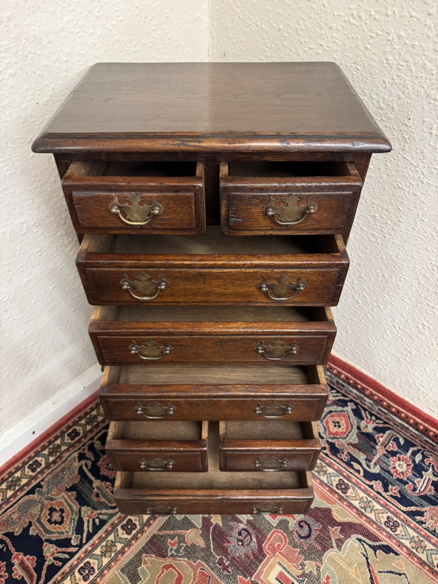 OUTSTANDING QUALITY OAK NEAT SIZED CHEST OF DRAWERS - Image 7