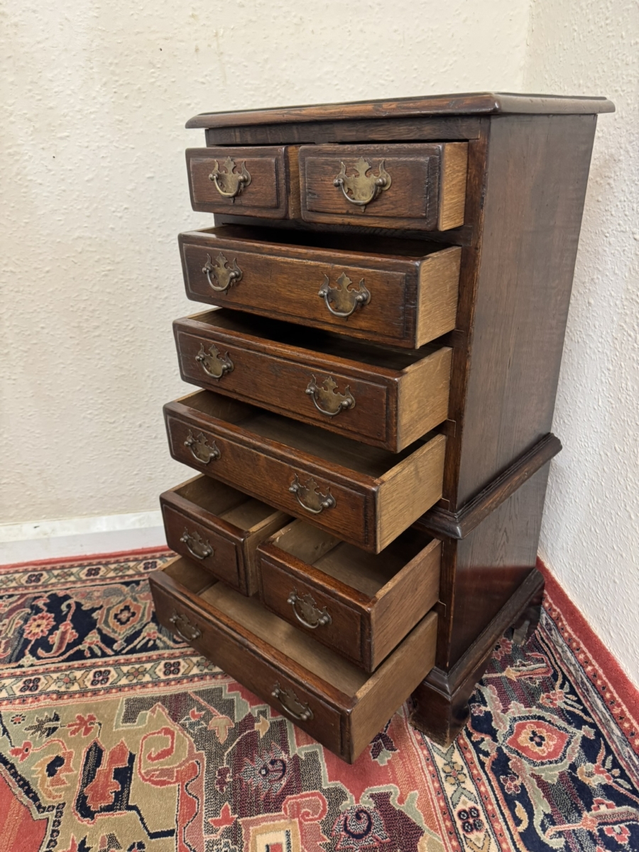 OUTSTANDING QUALITY OAK NEAT SIZED CHEST OF DRAWERS - Image 8