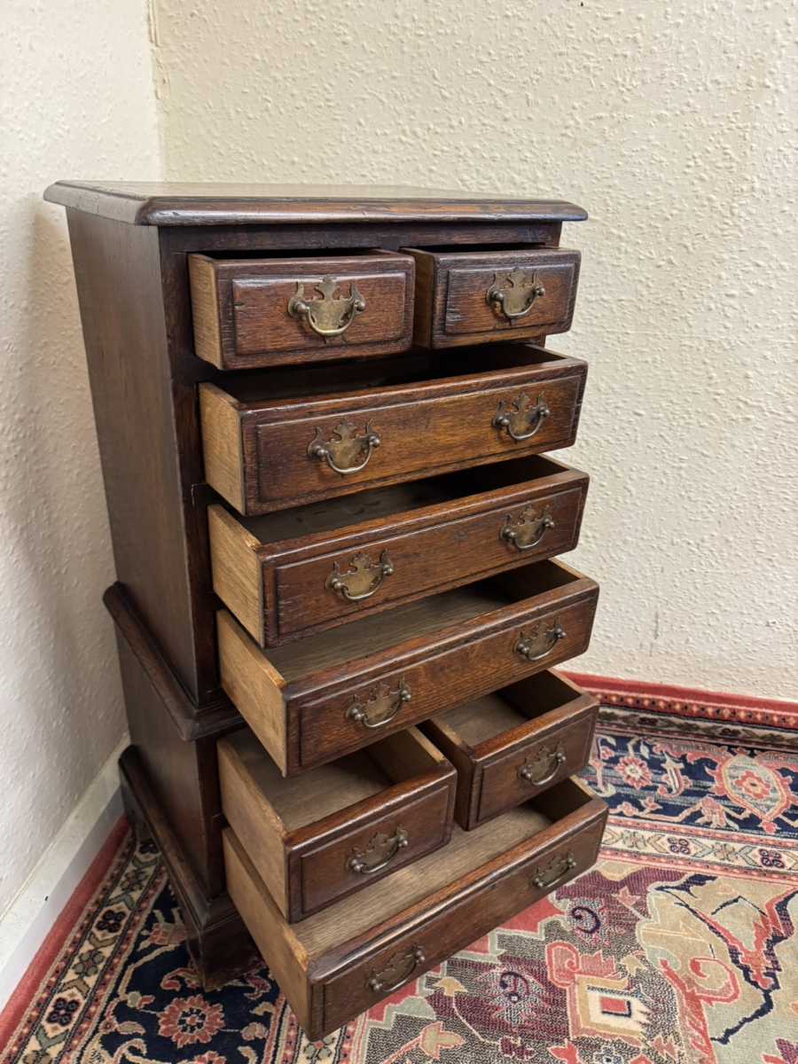 OUTSTANDING QUALITY OAK NEAT SIZED CHEST OF DRAWERS - Image 9