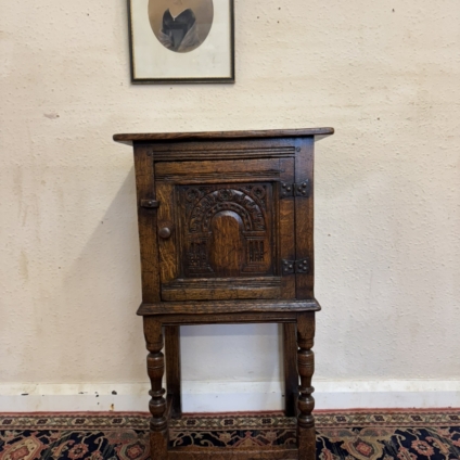 OUTSTANDING QUALITY CARVED OAK CUPBOARD/CABINET CIRCA 1930
