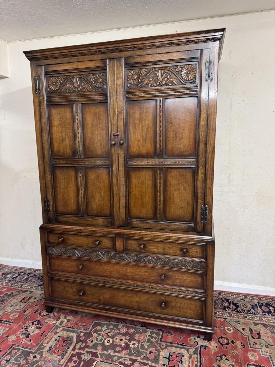 QUALITY TITCHMARSH AND GOODWIN CARVED OAK LINEN PRESS/CUPBOARD/WARDROBE - Image 2