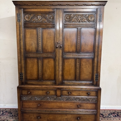 QUALITY TITCHMARSH AND GOODWIN CARVED OAK LINEN PRESS/CUPBOARD/WARDROBE