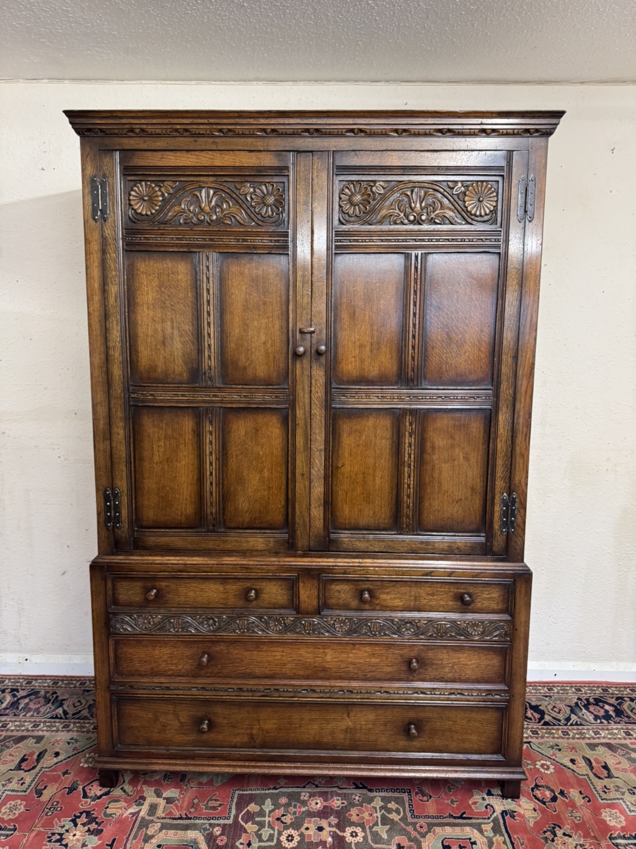 QUALITY TITCHMARSH AND GOODWIN CARVED OAK LINEN PRESS/CUPBOARD/WARDROBE