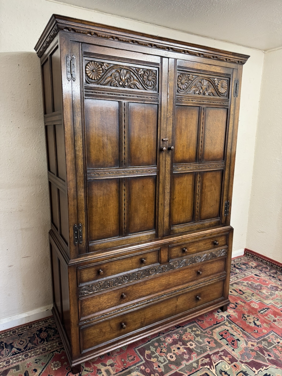 QUALITY TITCHMARSH AND GOODWIN CARVED OAK LINEN PRESS/CUPBOARD/WARDROBE - Image 3
