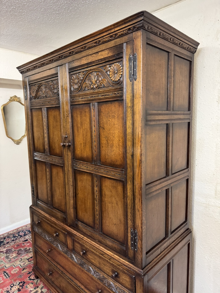 QUALITY TITCHMARSH AND GOODWIN CARVED OAK LINEN PRESS/CUPBOARD/WARDROBE - Image 4