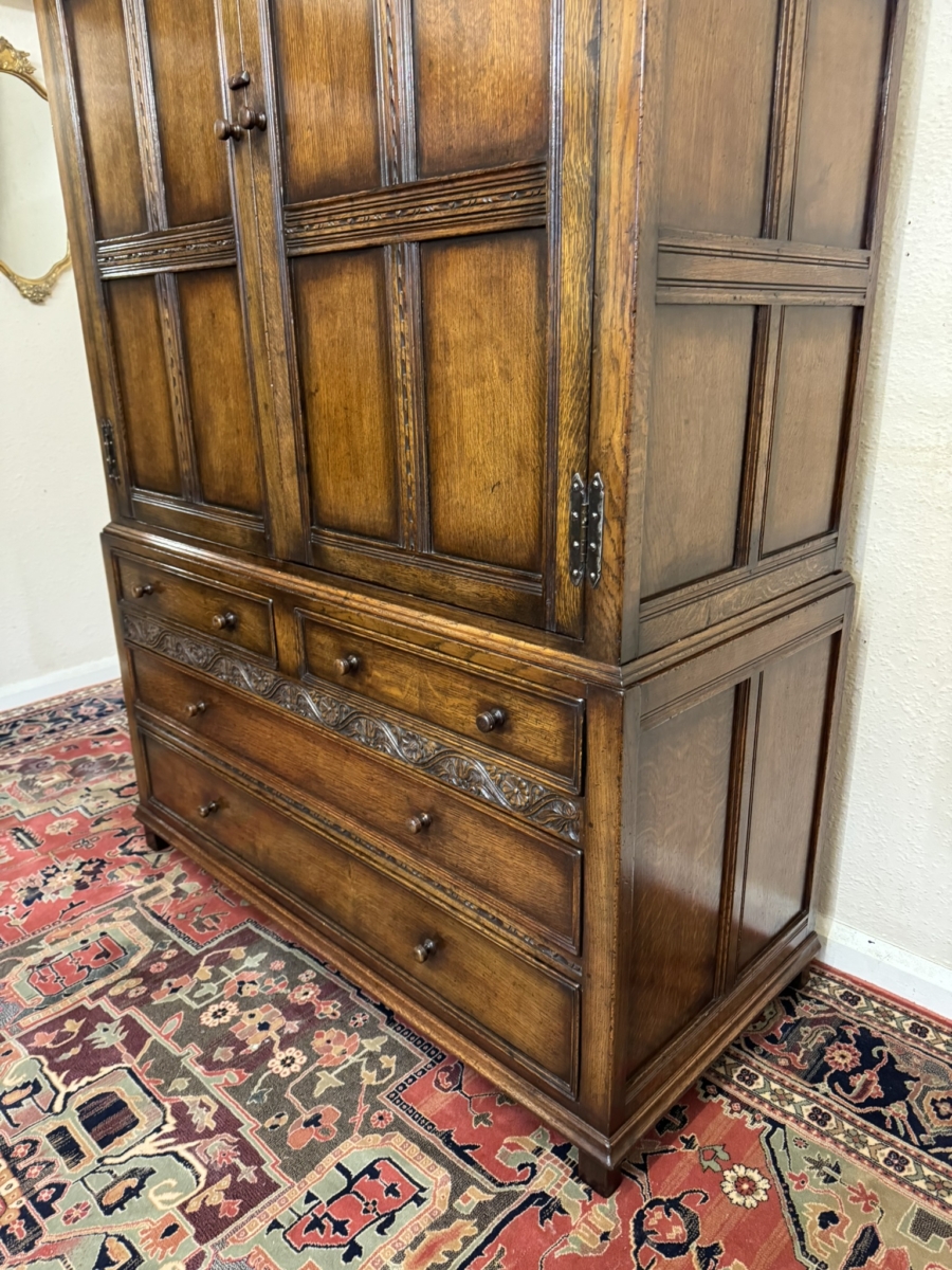 QUALITY TITCHMARSH AND GOODWIN CARVED OAK LINEN PRESS/CUPBOARD/WARDROBE - Image 5