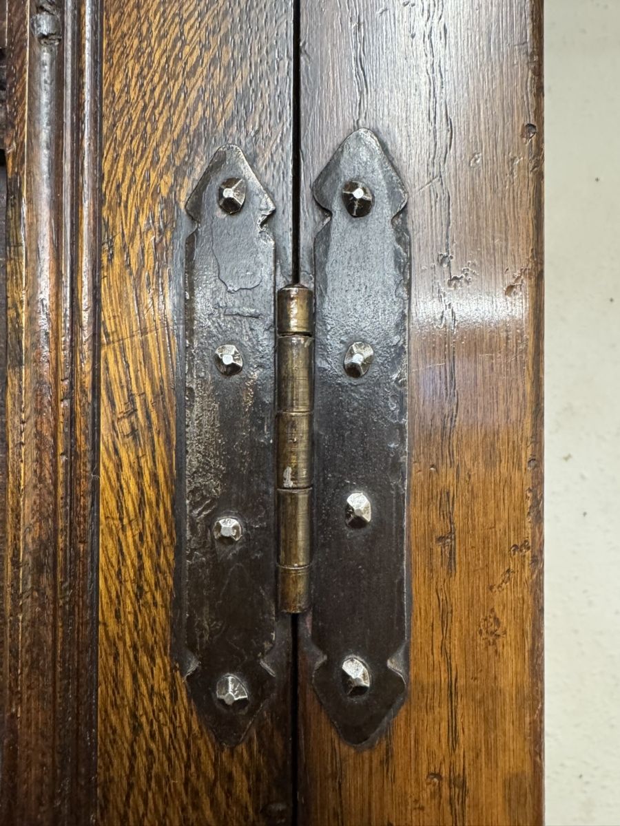 QUALITY TITCHMARSH AND GOODWIN CARVED OAK LINEN PRESS/CUPBOARD/WARDROBE - Image 6