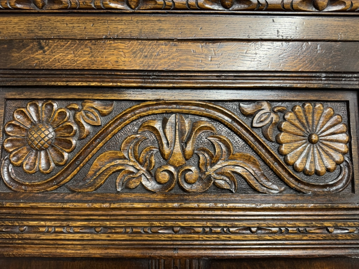 QUALITY TITCHMARSH AND GOODWIN CARVED OAK LINEN PRESS/CUPBOARD/WARDROBE - Image 7