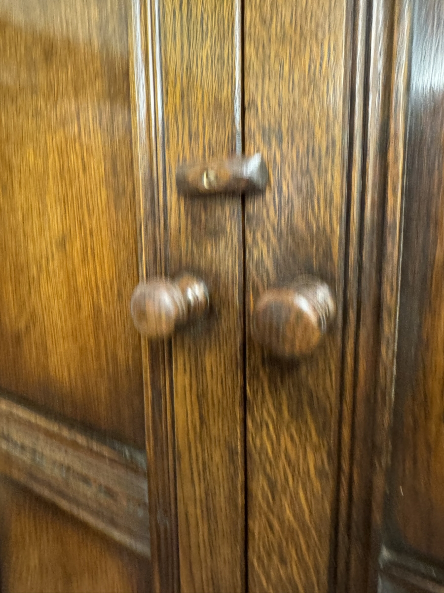 QUALITY TITCHMARSH AND GOODWIN CARVED OAK LINEN PRESS/CUPBOARD/WARDROBE - Image 8