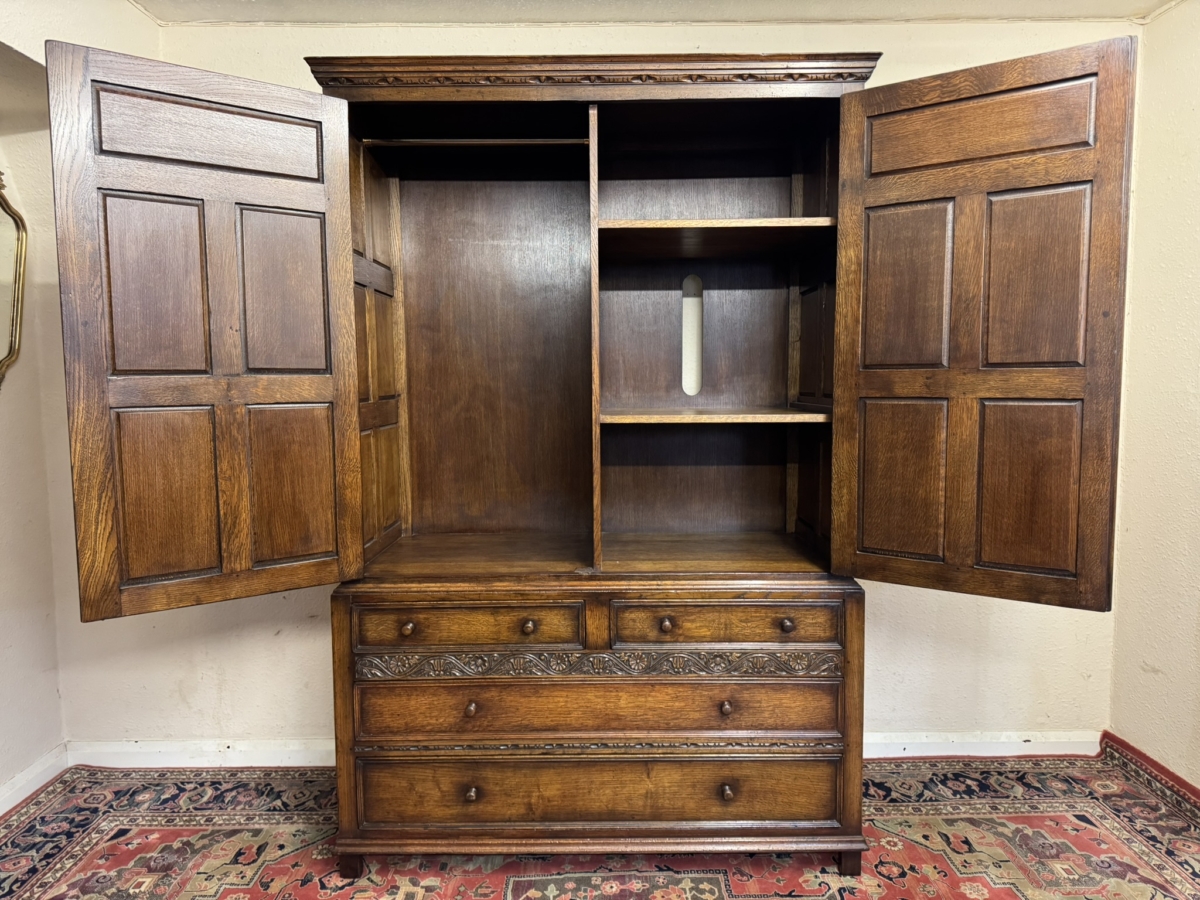 QUALITY TITCHMARSH AND GOODWIN CARVED OAK LINEN PRESS/CUPBOARD/WARDROBE - Image 9