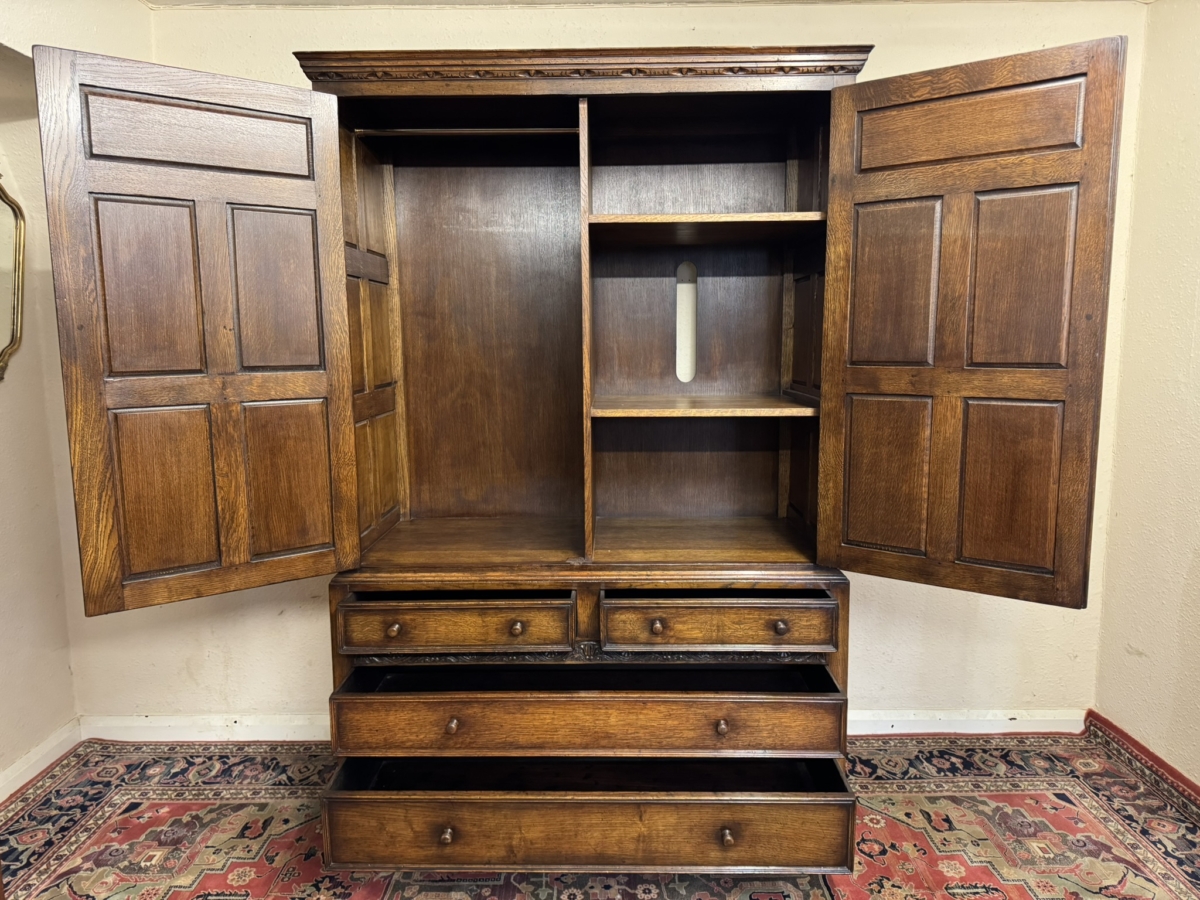 QUALITY TITCHMARSH AND GOODWIN CARVED OAK LINEN PRESS/CUPBOARD/WARDROBE - Image 10