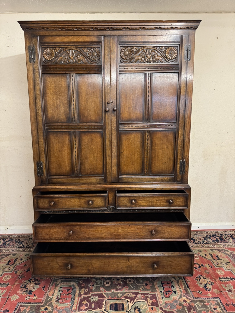 QUALITY TITCHMARSH AND GOODWIN CARVED OAK LINEN PRESS/CUPBOARD/WARDROBE - Image 11