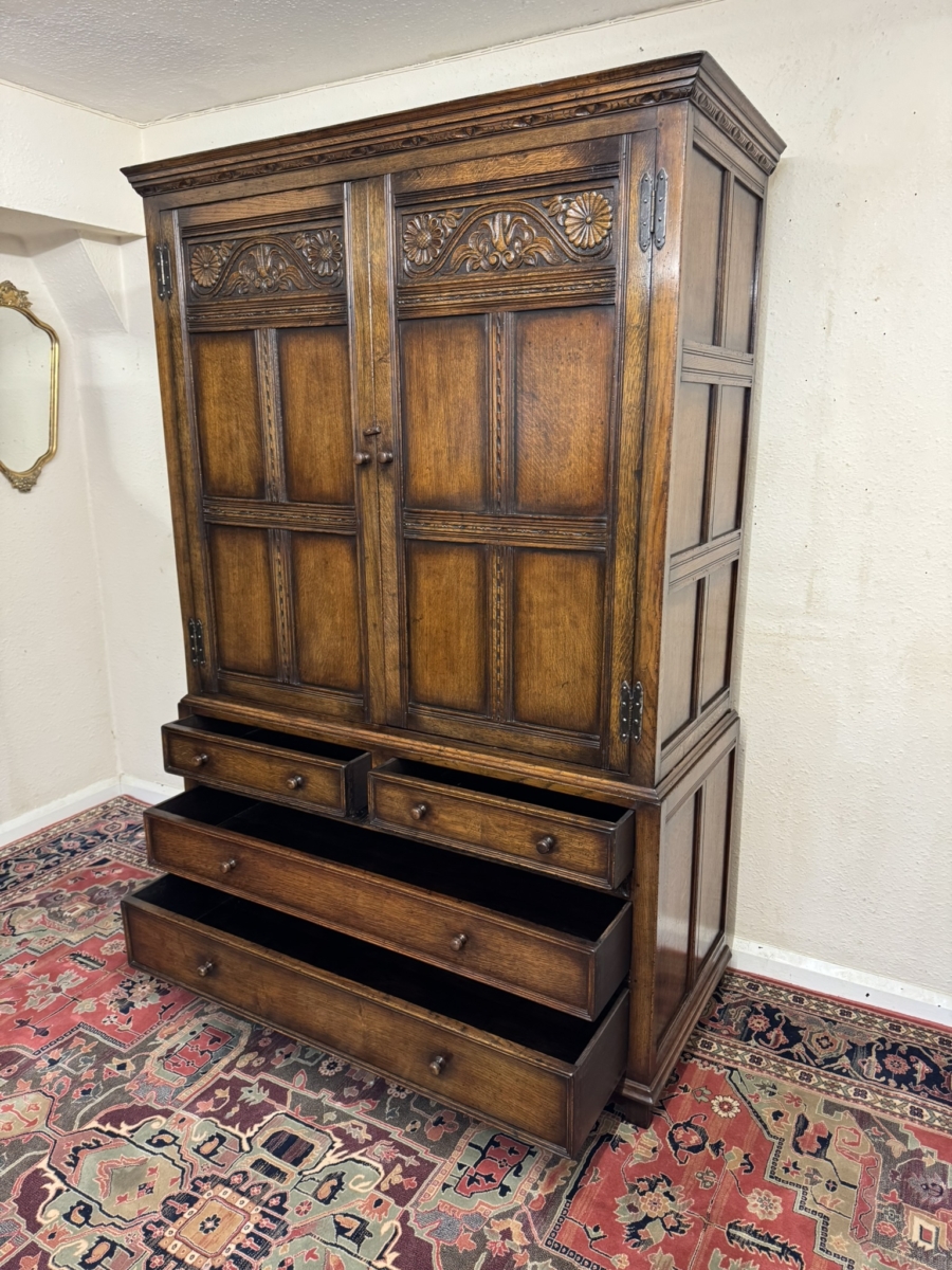 QUALITY TITCHMARSH AND GOODWIN CARVED OAK LINEN PRESS/CUPBOARD/WARDROBE - Image 12