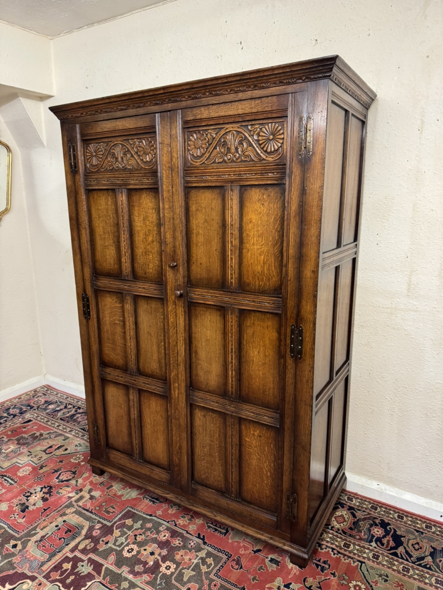 QUALITY TITCHMARSH AND GOODWIN CARVED OAK TWO DOOR WARDROBE - Image 2
