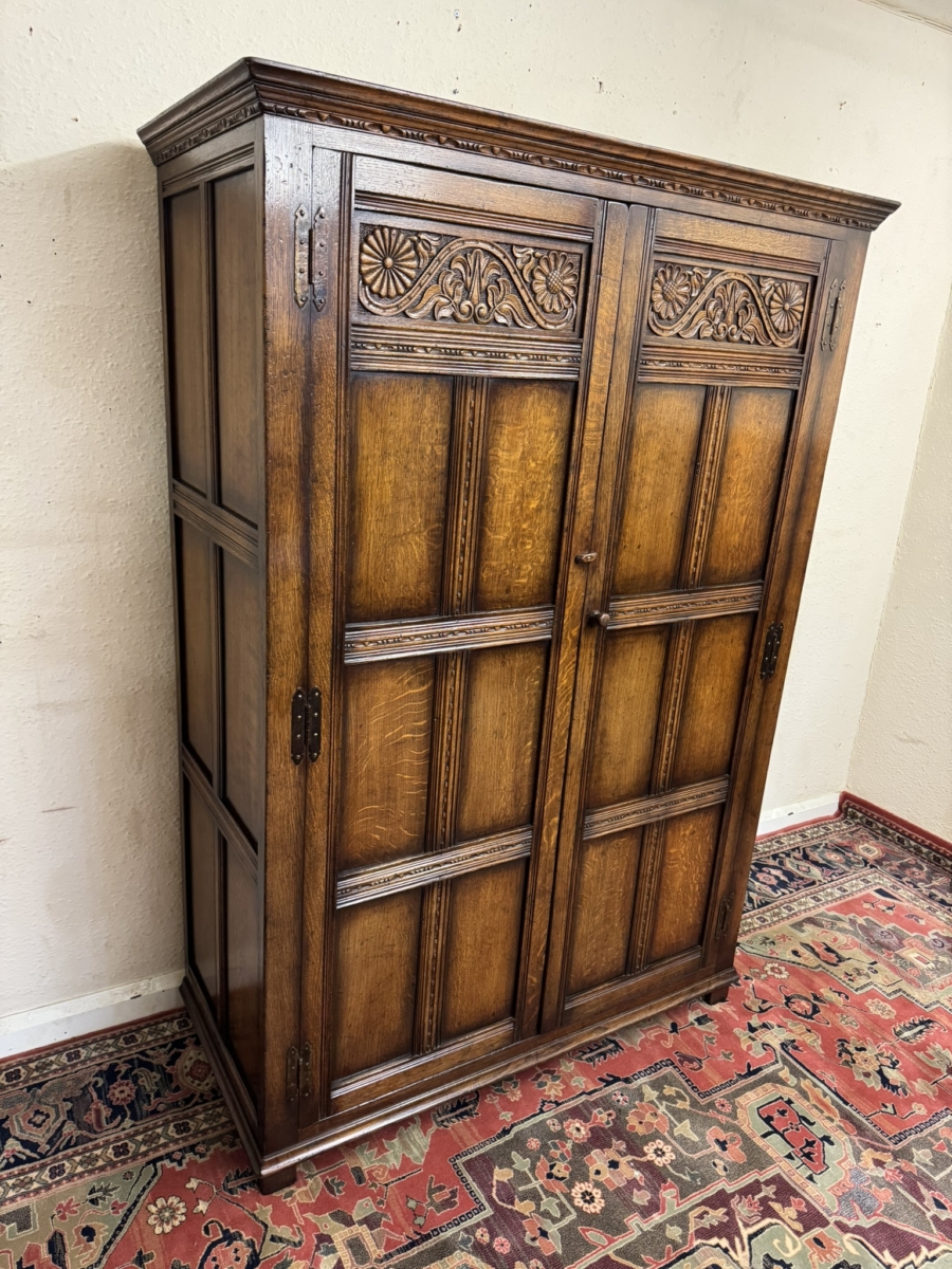 QUALITY TITCHMARSH AND GOODWIN CARVED OAK TWO DOOR WARDROBE - Image 3