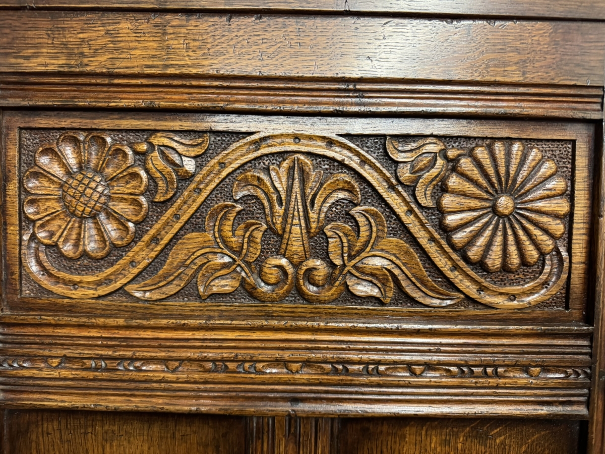 QUALITY TITCHMARSH AND GOODWIN CARVED OAK TWO DOOR WARDROBE - Image 4