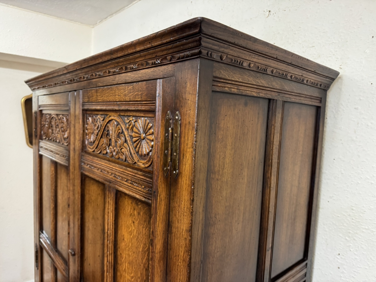 QUALITY TITCHMARSH AND GOODWIN CARVED OAK TWO DOOR WARDROBE - Image 6