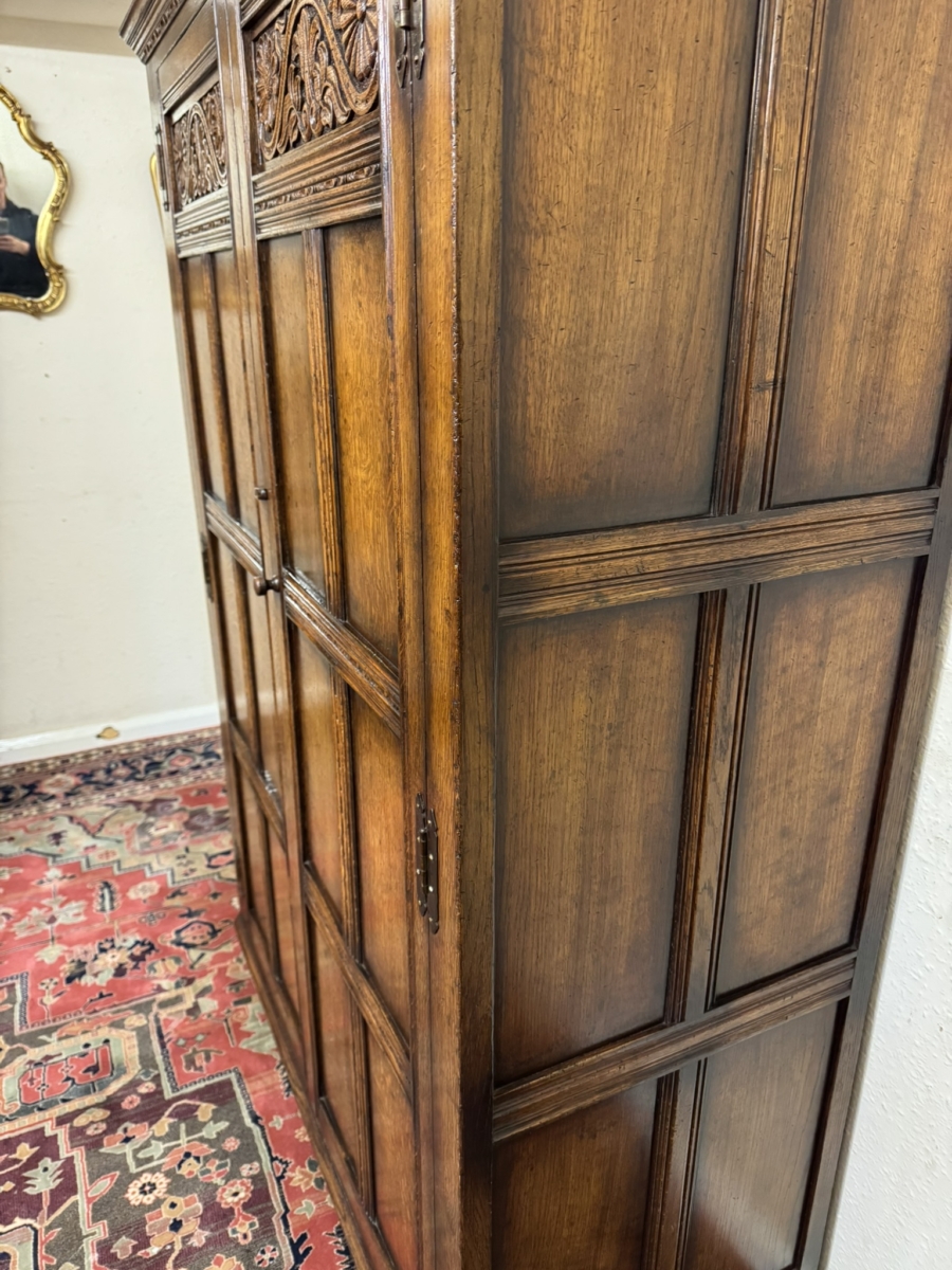 QUALITY TITCHMARSH AND GOODWIN CARVED OAK TWO DOOR WARDROBE - Image 7