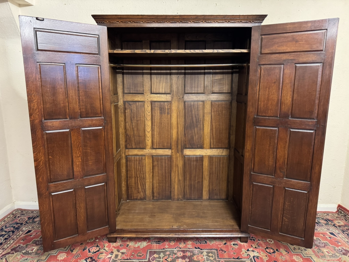 QUALITY TITCHMARSH AND GOODWIN CARVED OAK TWO DOOR WARDROBE - Image 9