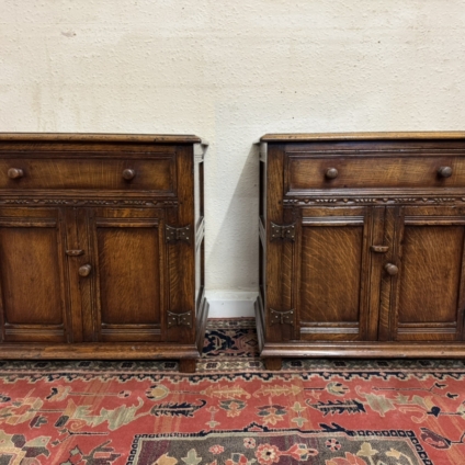 QUALITY PAIR OF TITCHMARSH AND GOODWIN OAK BEDSIDE CABINETS/CUPBOARDS