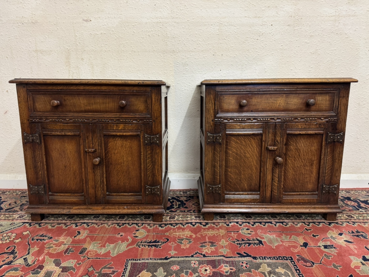 QUALITY PAIR OF TITCHMARSH AND GOODWIN OAK BEDSIDE CABINETS/CUPBOARDS