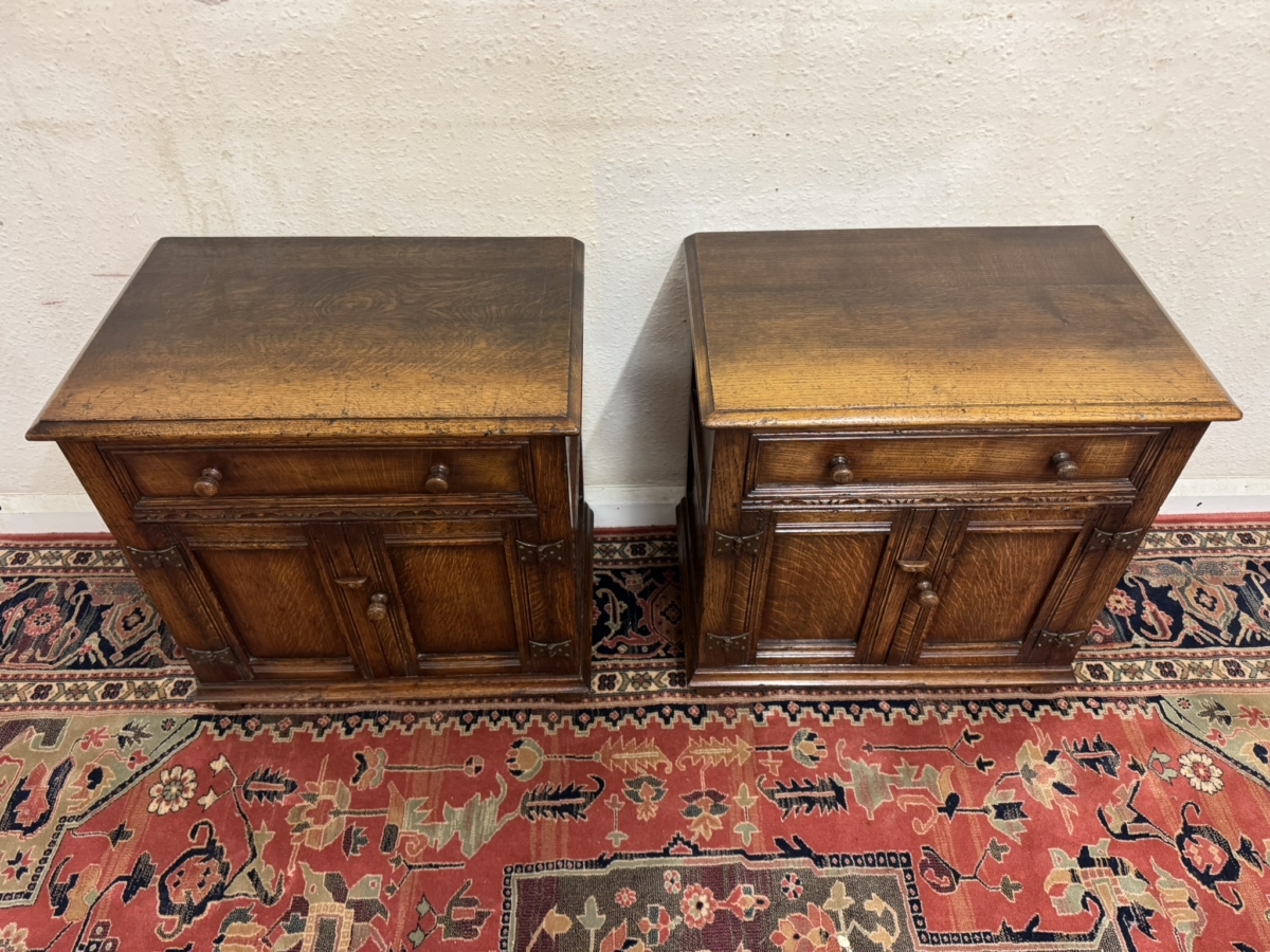 QUALITY PAIR OF TITCHMARSH AND GOODWIN OAK BEDSIDE CABINETS/CUPBOARDS - Image 2