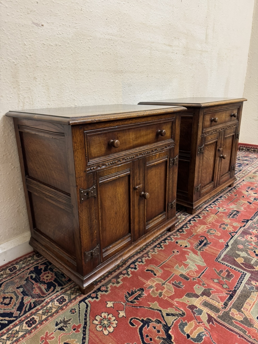 QUALITY PAIR OF TITCHMARSH AND GOODWIN OAK BEDSIDE CABINETS/CUPBOARDS - Image 4