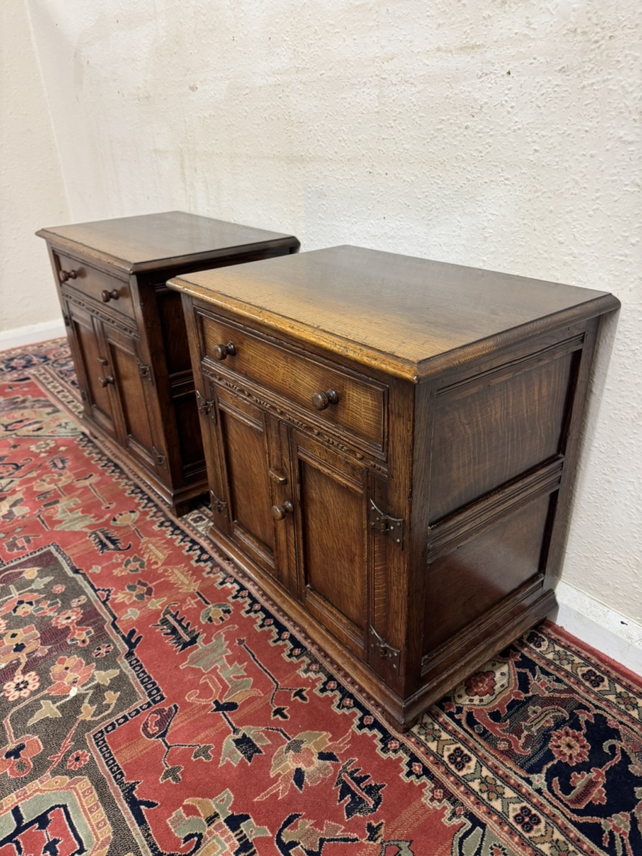 QUALITY PAIR OF TITCHMARSH AND GOODWIN OAK BEDSIDE CABINETS/CUPBOARDS - Image 5