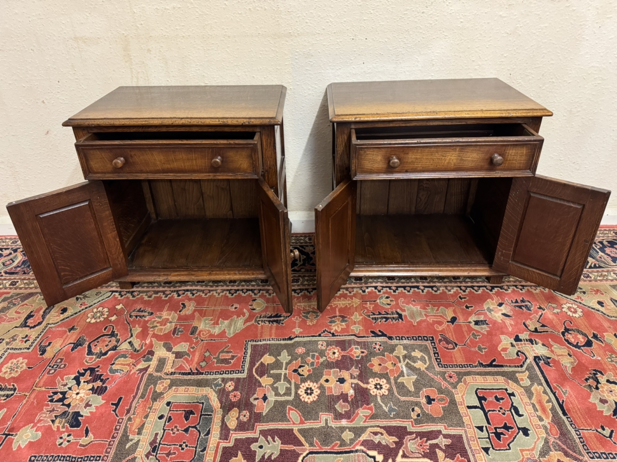 QUALITY PAIR OF TITCHMARSH AND GOODWIN OAK BEDSIDE CABINETS/CUPBOARDS - Image 6