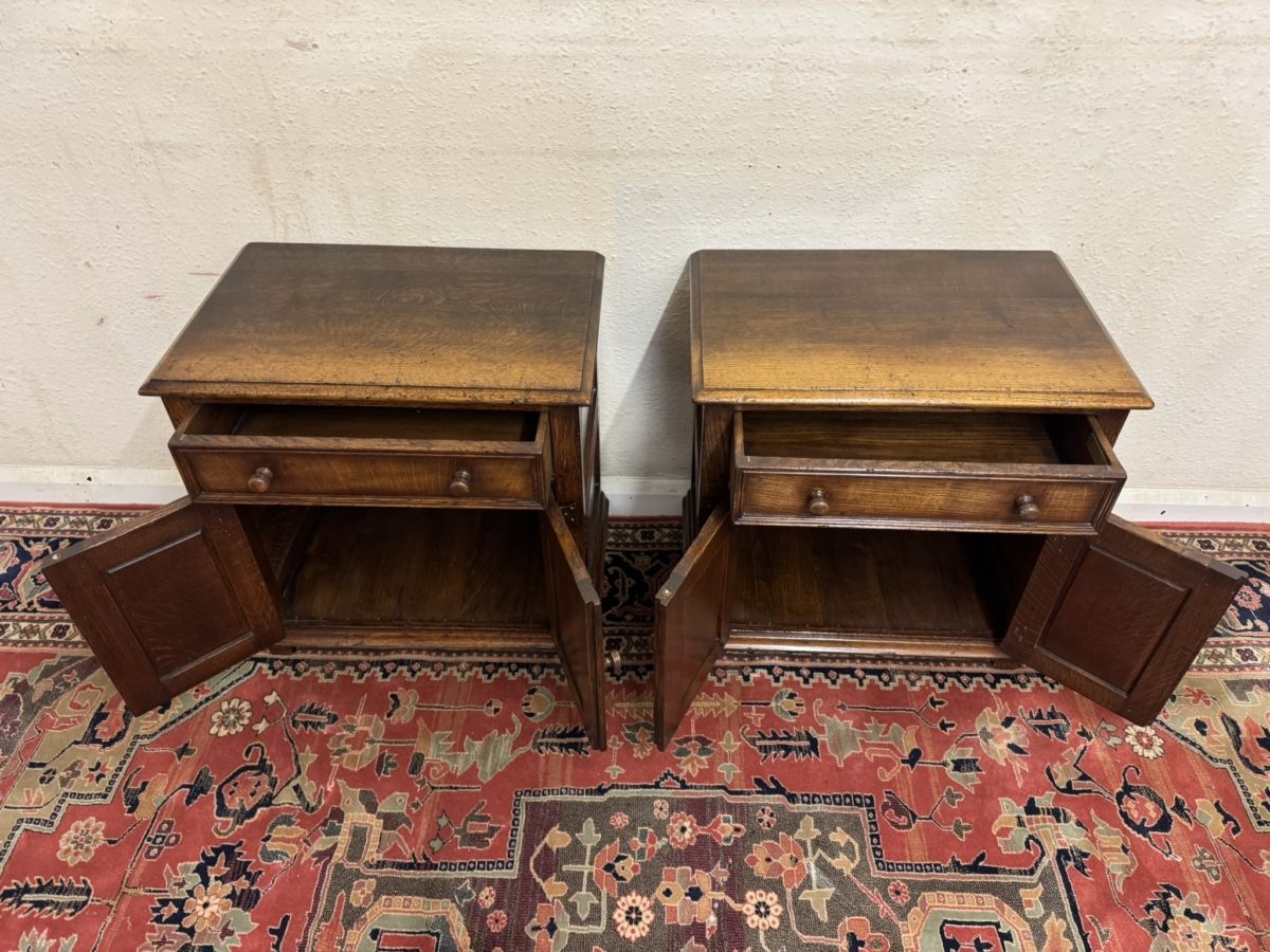 QUALITY PAIR OF TITCHMARSH AND GOODWIN OAK BEDSIDE CABINETS/CUPBOARDS - Image 7