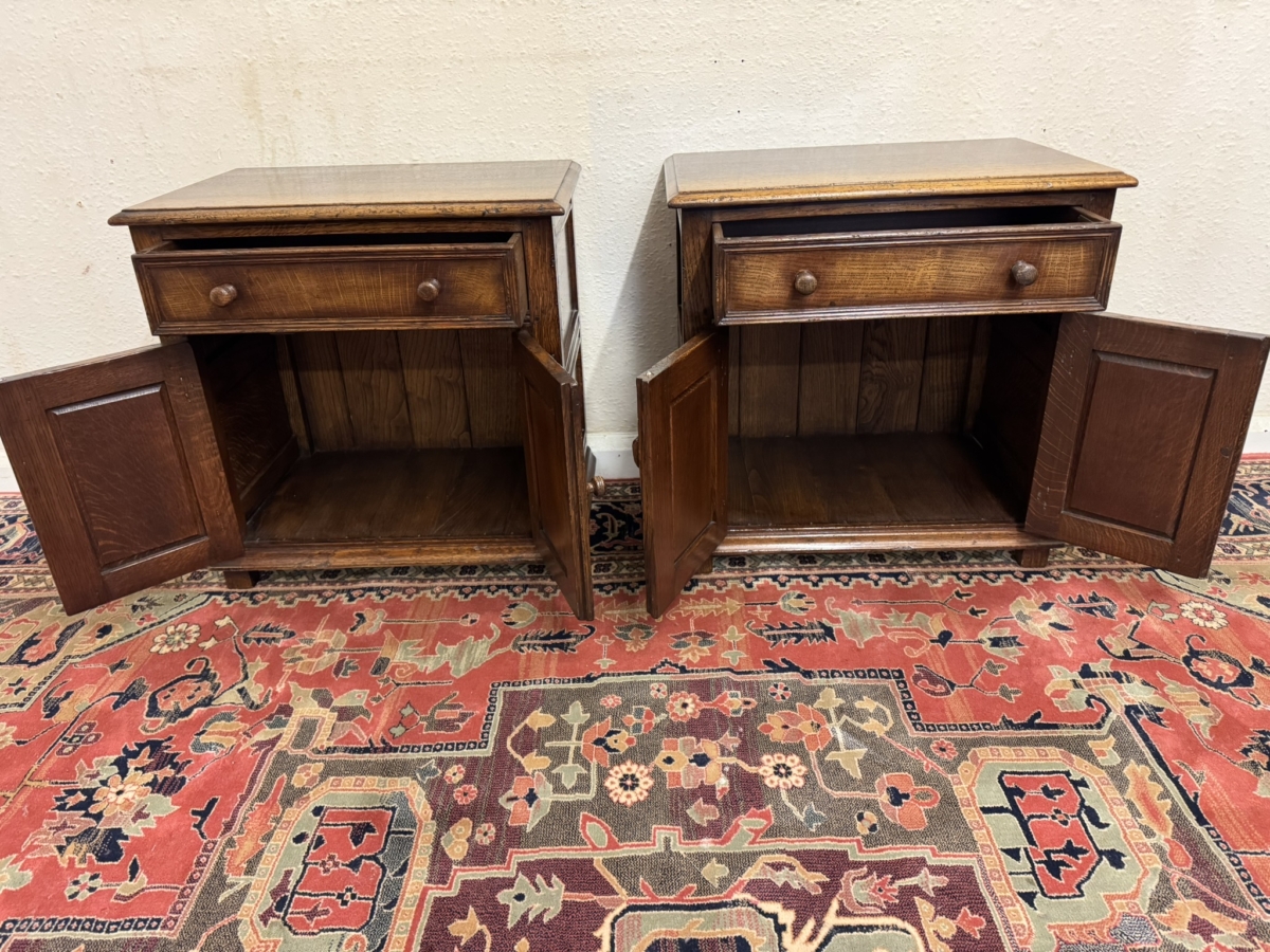 QUALITY PAIR OF TITCHMARSH AND GOODWIN OAK BEDSIDE CABINETS/CUPBOARDS - Image 8