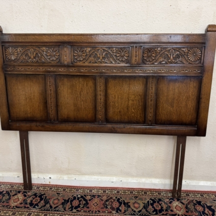 QUALITY TITCHMARSH AND GOODWIN CARVED OAK KINGSIZE HEADBOARD