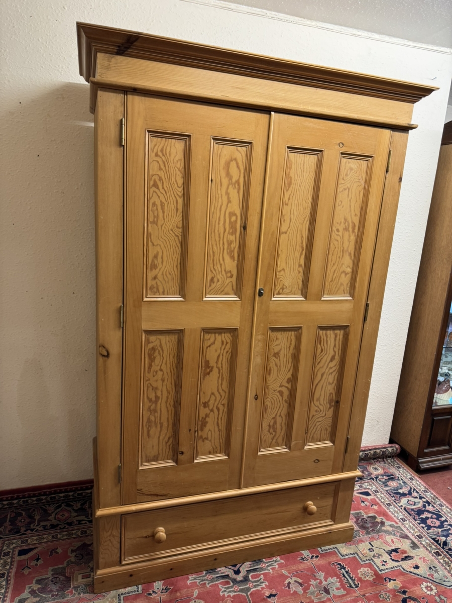 FABULOUS PANELLED PINE TWO DOOR WARDROBE WITH DRAWER BELOW - Image 3