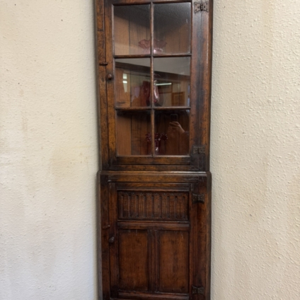 OUTSTANDING QUALITY OAK TITCHMARSH AND GOODWIN GLAZED CORNER CABINET