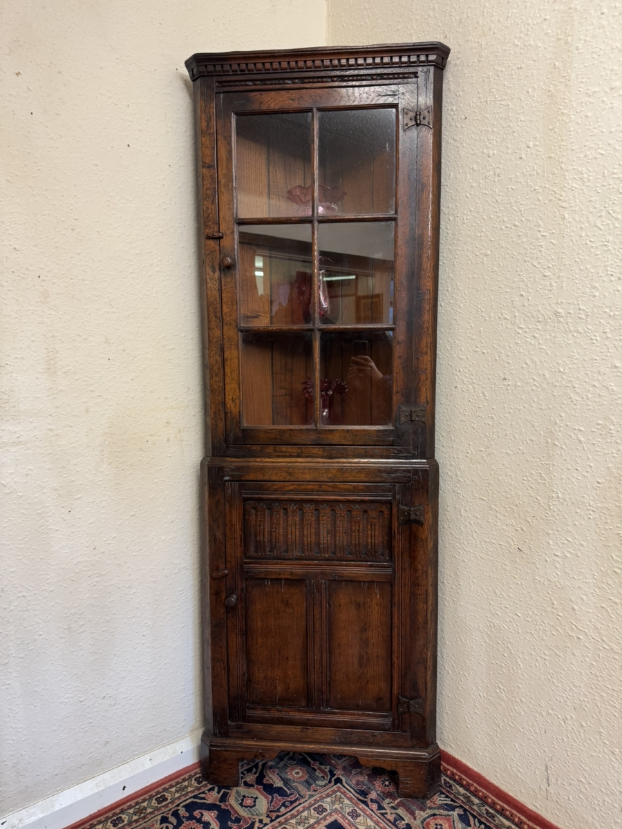 OUTSTANDING QUALITY OAK TITCHMARSH AND GOODWIN GLAZED CORNER CABINET