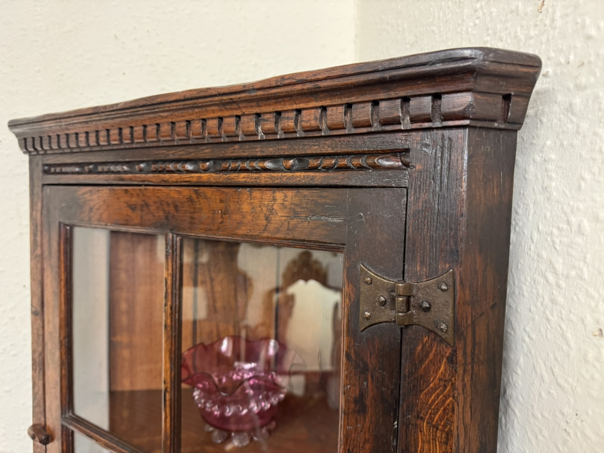OUTSTANDING QUALITY OAK TITCHMARSH AND GOODWIN GLAZED CORNER CABINET - Image 6