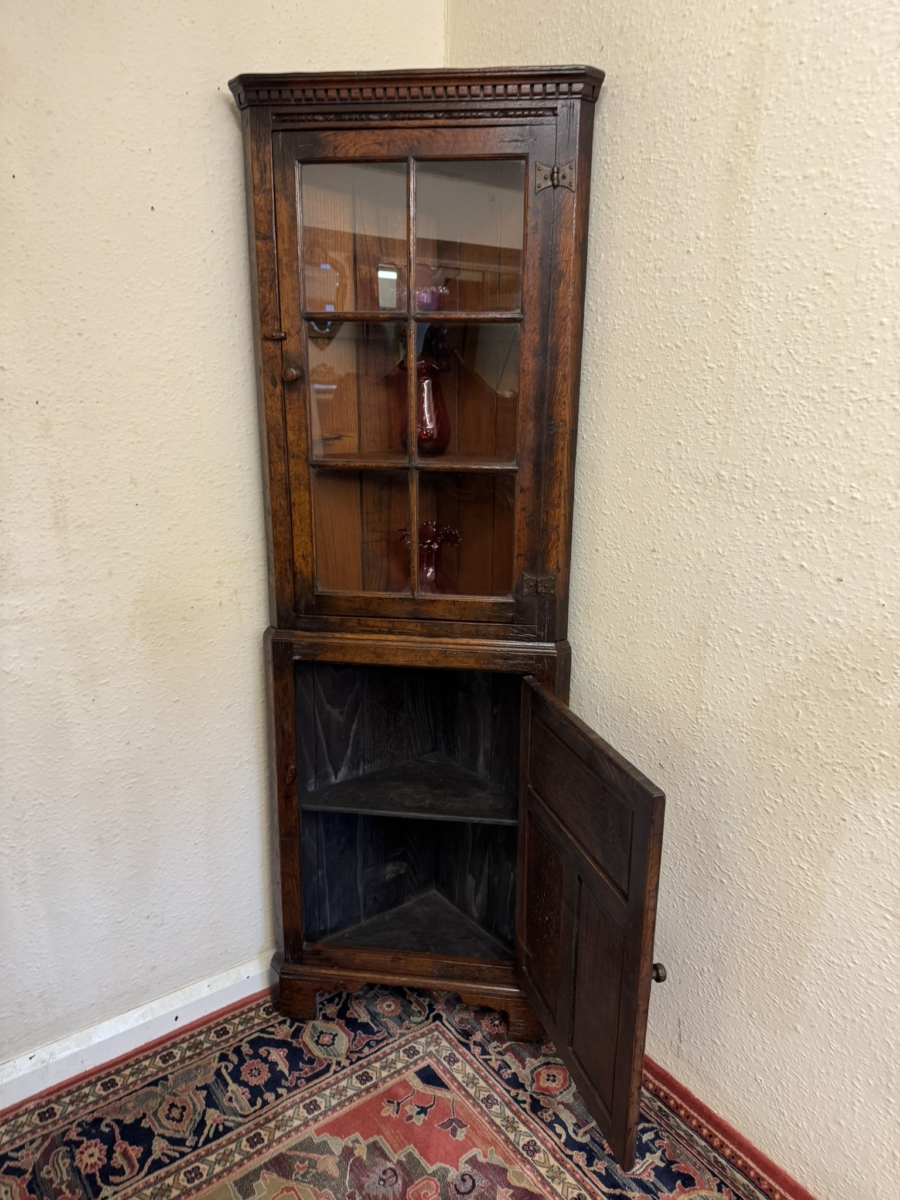 OUTSTANDING QUALITY OAK TITCHMARSH AND GOODWIN GLAZED CORNER CABINET - Image 7