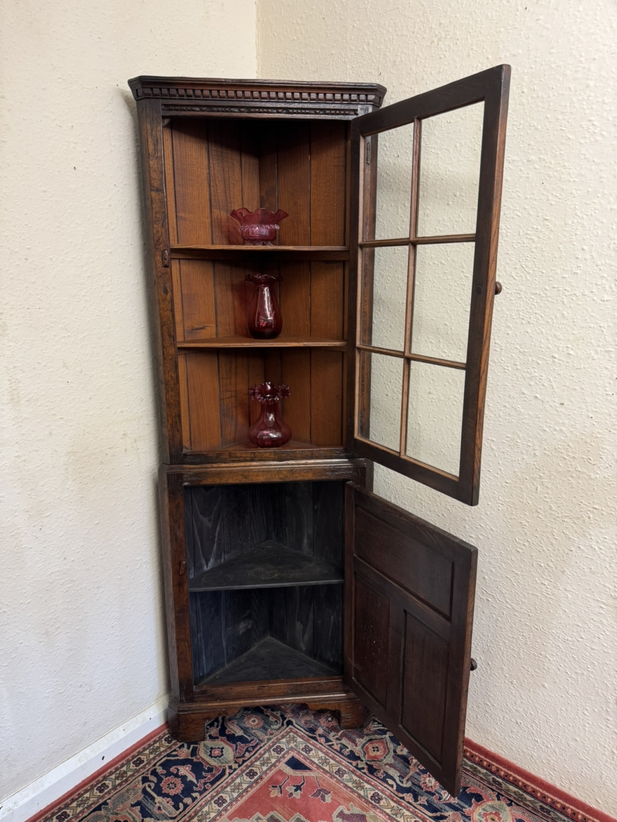 OUTSTANDING QUALITY OAK TITCHMARSH AND GOODWIN GLAZED CORNER CABINET - Image 9