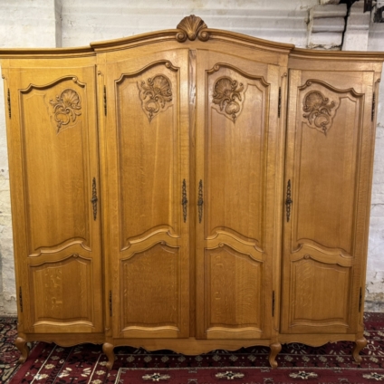 FANTASTIC QUALITY CARVED OAK FOUR DOOR ARMOIRE/WARDROBE