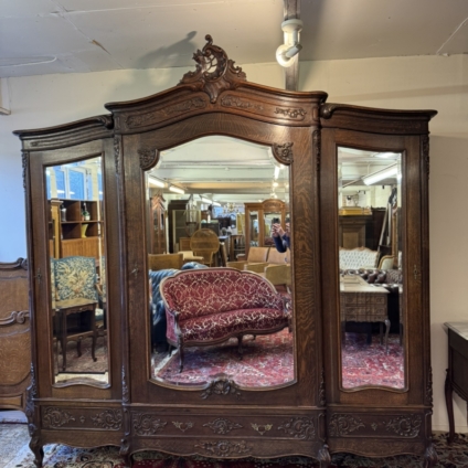 EXCEPTIONAL FRENCH ANTIQUE OAK THREE DOOR MIRRORED ARMOIRE/WADROBE CIRCA 1890