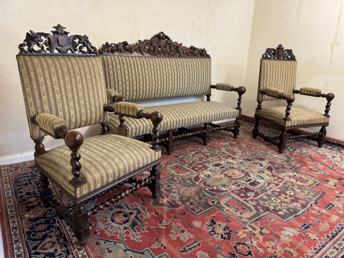 QUALITY ANTIQUE FRENCH CARVED OAK SETTEE AND TWO MATCHING ARMCHAIRS CIRCA 1900 - Image 2